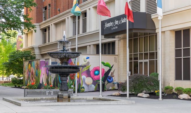 Hampton Inn & Suites Roanoke-Downtown Exterior