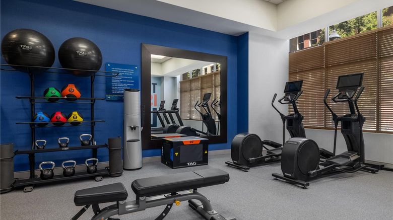 <b>Hampton Inn & Suites Roanoke-Downtown Health</b>. Images powered by <a href="https://iceportal.shijigroup.com/" title="IcePortal" target="_blank">IcePortal</a>.