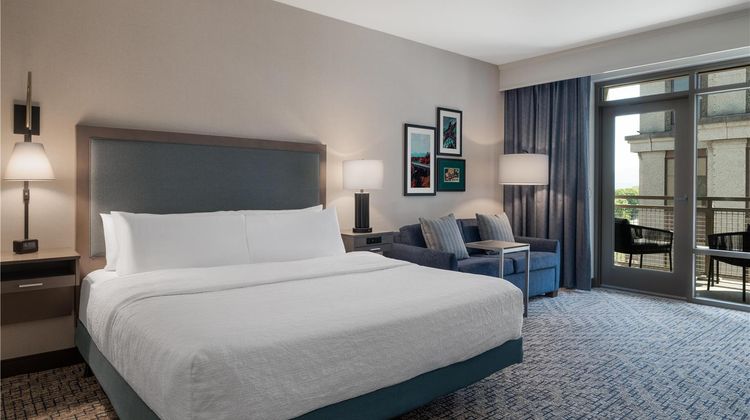 Hampton Inn & Suites Roanoke-Downtown Room