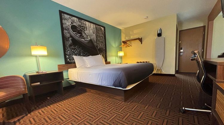 Super 8 Carbondale Suite