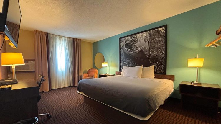 Super 8 Carbondale Suite