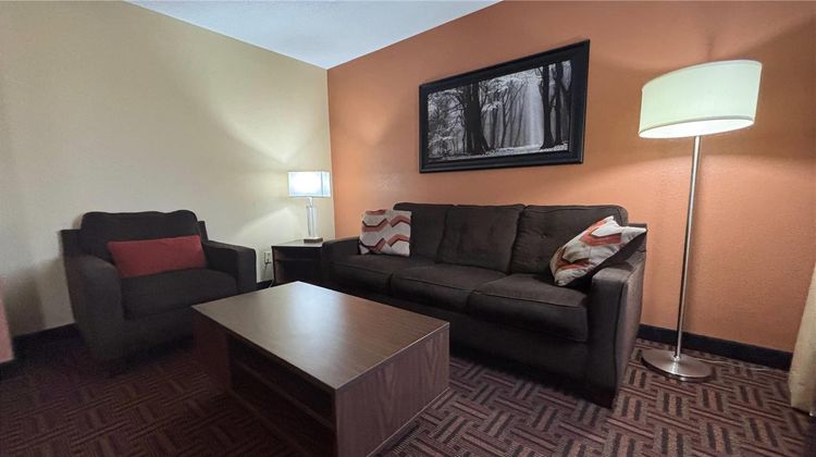 Super 8 Carbondale Suite