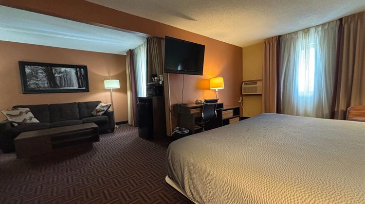 Super 8 Carbondale Suite