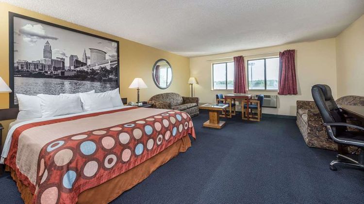 Super 8 Franklin/Middletown Area Suite