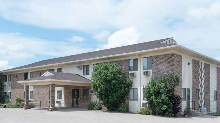 Super 8 Milbank Exterior