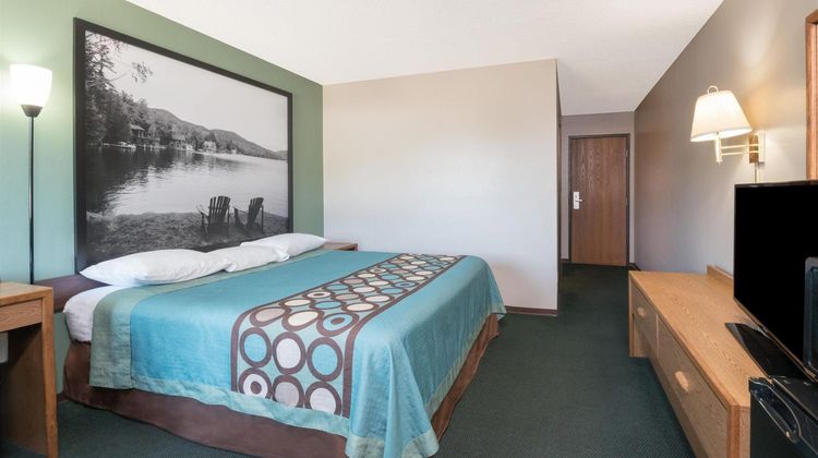 Super 8 Milbank Room