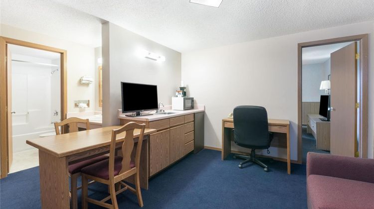 Super 8 Milbank Suite