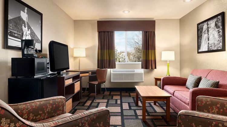 Super 8 Akron S/Green/Uniontown Suite