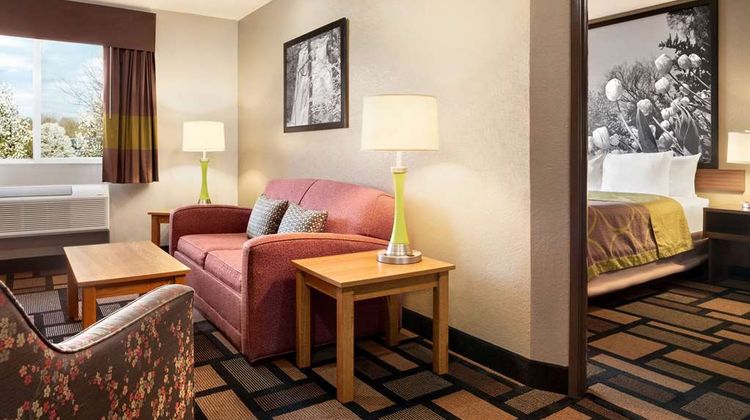 Super 8 Akron S/Green/Uniontown Suite
