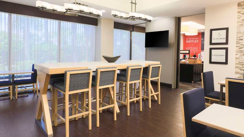 <b>Hampton Inn Fort Walton Beach Lobby</b>. Images powered by <a href="https://iceportal.shijigroup.com/" title="IcePortal" target="_blank">IcePortal</a>.