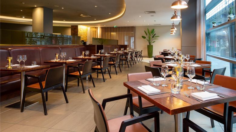 <b>Hilton London Canary Wharf Restaurant</b>. Images powered by <a href="https://iceportal.shijigroup.com/" title="IcePortal" target="_blank">IcePortal</a>.