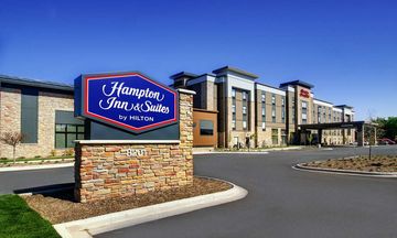 Hampton Inn & Suites Milwaukee West