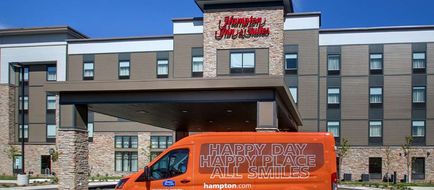Hampton Inn & Suites Milwaukee West Exterior