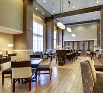 Hampton Inn & Suites Milwaukee West Lobby