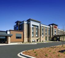 Hampton Inn & Suites Milwaukee West Exterior