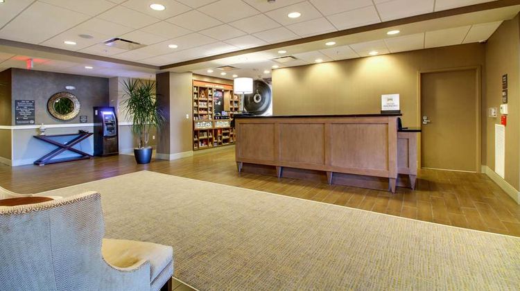 Hampton Inn & Suites Milwaukee West Lobby