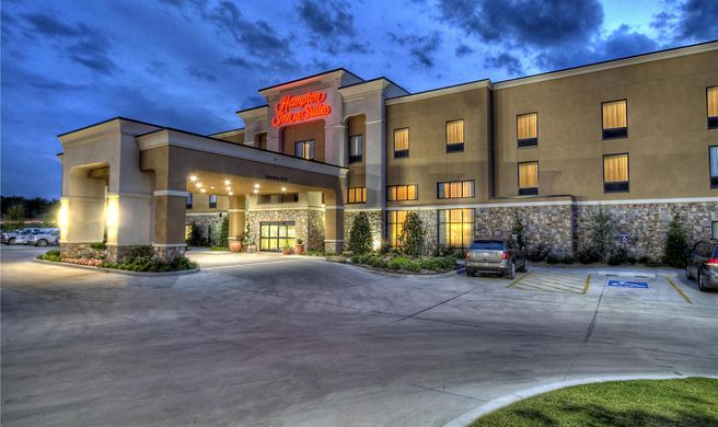 Hampton Inn and Suites Ada Exterior