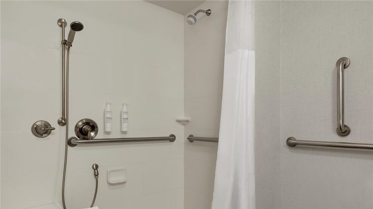 Hampton Inn & Suites Harmarville Room