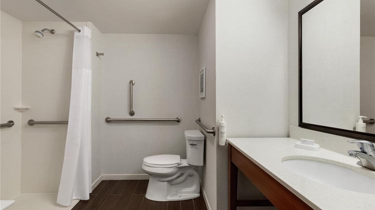 Hampton Inn & Suites Harmarville Room