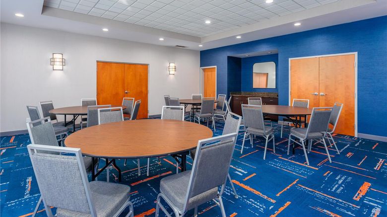 <b>Hampton Inn & Suites Parkersburg Dtwn Meeting</b>. Images powered by <a href="https://iceportal.shijigroup.com/" title="IcePortal" target="_blank">IcePortal</a>.