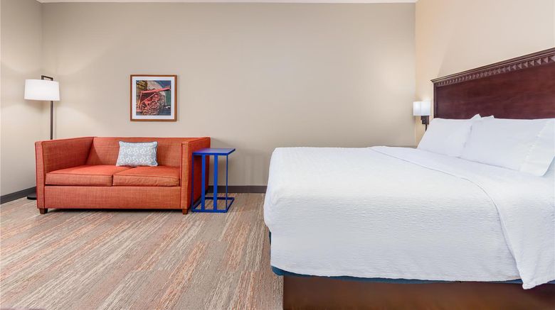 <b>Hampton Inn & Suites Parkersburg Dtwn Room</b>. Images powered by <a href="https://iceportal.shijigroup.com/" title="IcePortal" target="_blank">IcePortal</a>.