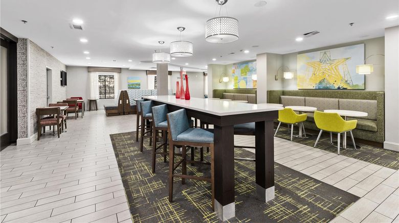 <b>Hampton Inn Salem-Roanoke Lobby</b>. Images powered by <a href="https://iceportal.shijigroup.com/" title="IcePortal" target="_blank">IcePortal</a>.