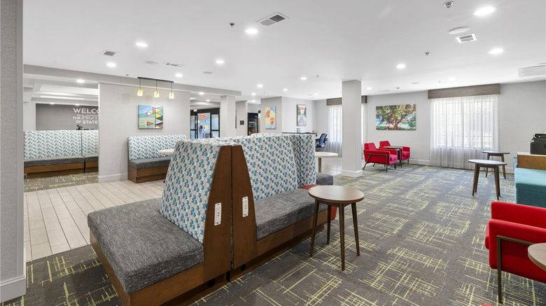 <b>Hampton Inn Salem-Roanoke Lobby</b>. Images powered by <a href="https://iceportal.shijigroup.com/" title="IcePortal" target="_blank">IcePortal</a>.