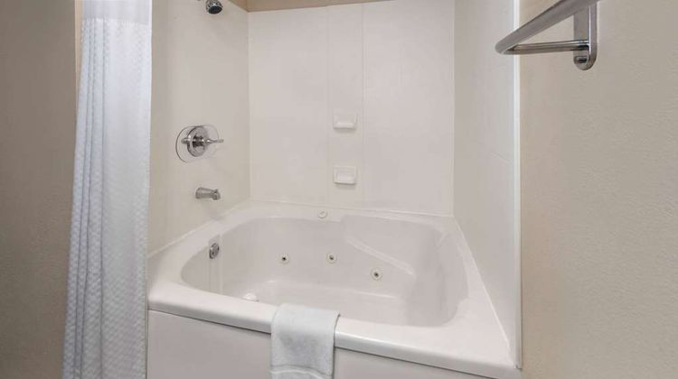 Super 8 Copley Akron Suite