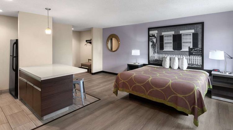 Super 8 Copley Akron Suite