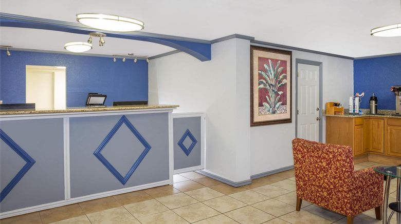 <b>Travelodge Fort Myers North Lobby</b>. Images powered by <a href="https://iceportal.shijigroup.com/" title="IcePortal" target="_blank">IcePortal</a>.