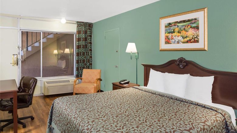 <b>Travelodge Fort Myers North Room</b>. Images powered by <a href="https://iceportal.shijigroup.com/" title="IcePortal" target="_blank">IcePortal</a>.