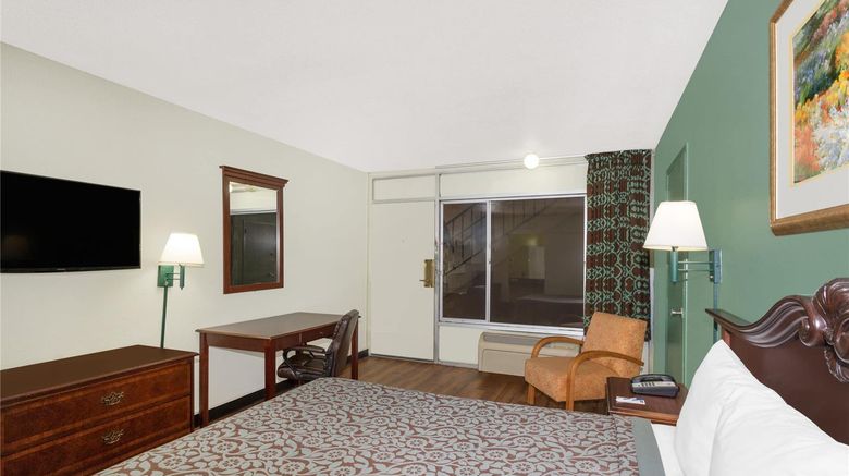 <b>Travelodge Fort Myers North Room</b>. Images powered by <a href="https://iceportal.shijigroup.com/" title="IcePortal" target="_blank">IcePortal</a>.