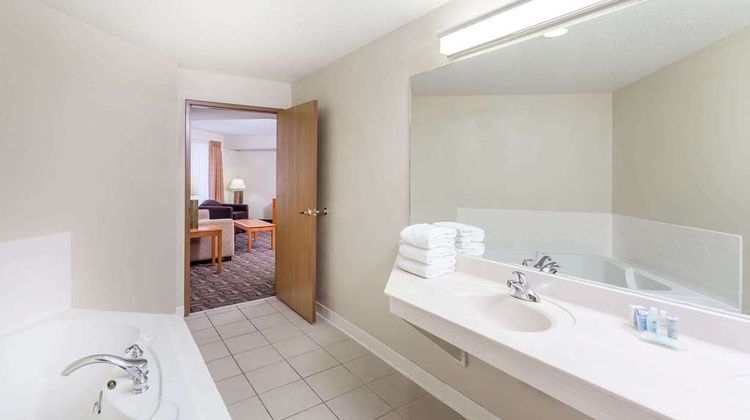 Wyndham Garden Madison Fitchburg Suite
