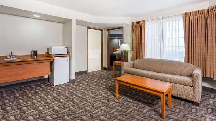 Wyndham Garden Madison Fitchburg Suite