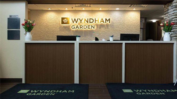 Wyndham Garden Madison Fitchburg Lobby