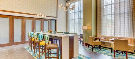 Hampton Inn & Suites Manchester Lobby