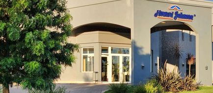 Howard Johnson Funes Exterior