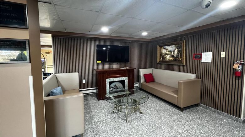 <b>Travelodge Parsippany Lobby</b>. Images powered by <a href="https://iceportal.shijigroup.com/" title="IcePortal" target="_blank">IcePortal</a>.