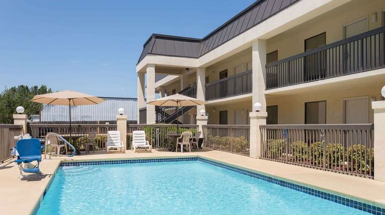 Baymont Inn & Suites Griffin Pool
