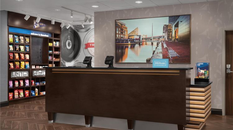 Hampton Inn & Suites Baltimore Lobby