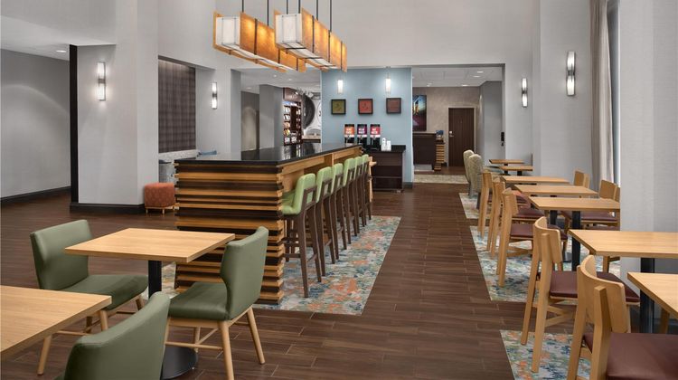 Hampton Inn & Suites Baltimore Lobby