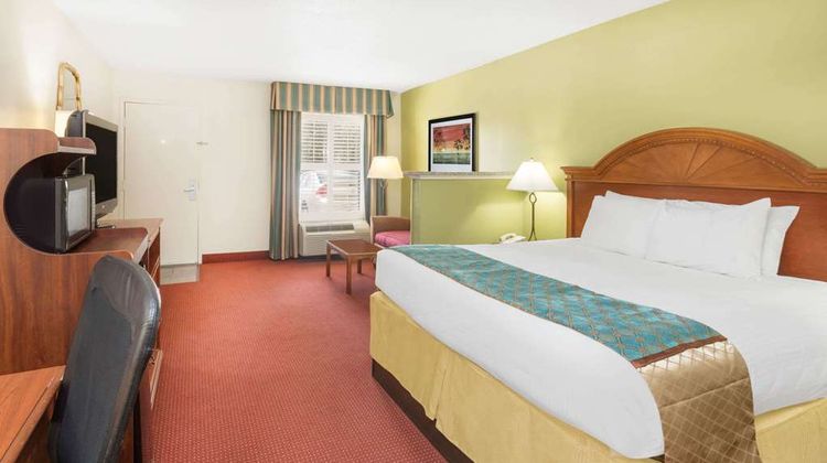 Baymont Inn & Suites Orangeburg North Room