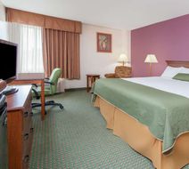 Days Inn & Suites Mt Pleasant Room
