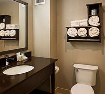 Hampton by Hilton Ottawa Airport Room