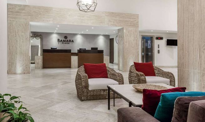Ramada Plaza Leon Lobby
