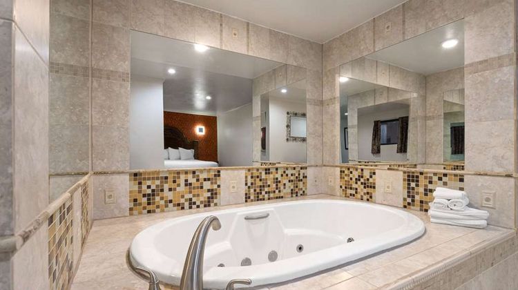 Travelodge Manhasset Suite