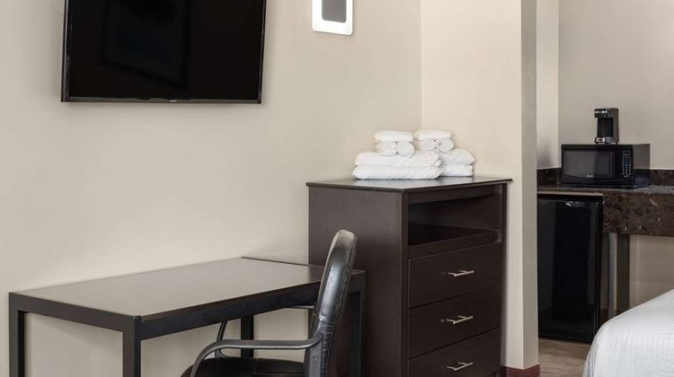 Travelodge Manhasset Room