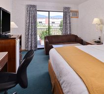 Canadas Best Value Inn & Suites Room