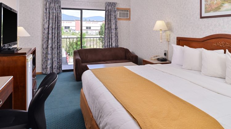 Canadas Best Value Inn & Suites Room