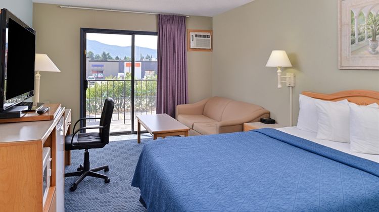 Canadas Best Value Inn & Suites Room